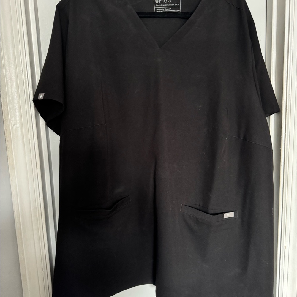 Figs Women’s scrub top plus size 6xl. Fits like a 4x in women’s